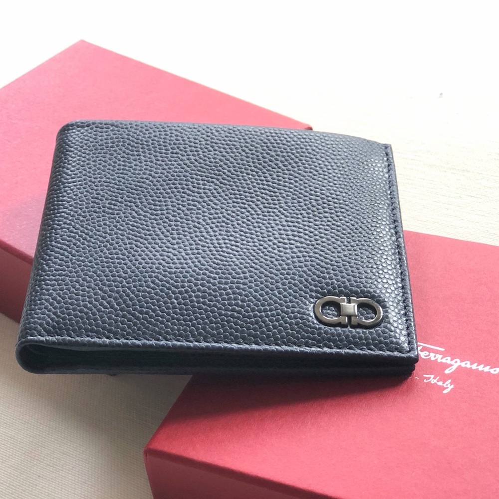 NWT Ferragamo men’s wallet navy pebble calfskin
